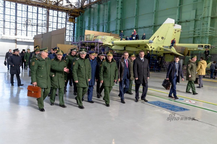 Dự kiến lô hàng 16 chiếc tiêm kích Su-34 được Bộ Quốc Phòng Nga đặt mua sẽ hoàn thành trong năm nay hoặc chậm nhất là đến giữa sang năm. Nguồn ảnh: Sina.
