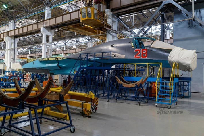 Máy bay Su-34 còn có kiểu dáng khí động học rất tốt để tận dụng tối đa sức nâng của không khí nhằm giảm thiểu công suất hoạt động cho động cơ, máy bay có 2 cánh chính hình mũi tên với diện tích cánh lên tới 62 mét vuông, chiếc Su-34 còn có đuôi đứng được thiết kế theo kiểu hai sống và đuôi ngang lớn giúp phi công có thể cơ động tốt trên không như một máy bay tiêm kích thực thụ. Nguồn ảnh: Sina.
