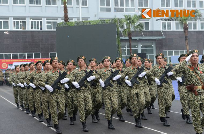 Tưởng như chỉ Hải quân Đánh bộ Việt Nam mới được ưu tiên có TAR-21, thì rất bất ngờ và kinh ngạc khi mới đây các chiến sĩ đặc công Việt Nam trong buổi lễ kỷ niệm 50 năm thành lập đã diễu binh với súng trường TAR-21 tiên tiến. Nếu như trong đơn vị Hải quân đánh bộ trang bị hai phiên bản GTAR-21 (phiên bản có gắn súng phóng lựu) và CTAR-21 (Phiên bản nòng ngắn) thì bên lực lượng đặc công chỉ trang bị khẩu CTAR-21.