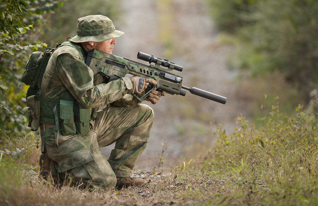 Thiết kế dạng bullpup có ưu điểm là giảm chiều dài tổng thể, tuy nhiên cũng có nhược điểm nếu nhà thiết kế không tính đến khả năng hài hòa tổng thể sẽ dễ dẫn đến sự mất cân bằng trọng lượng súng khi toàn bộ băng đạn được đặt phía sau cò khai hỏa. Nguồn ảnh: Pinterest
