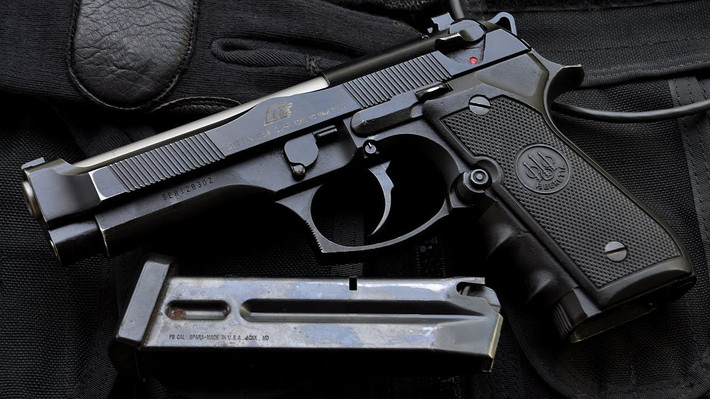 Súng này vốn do Carlo Beretta, Giuseppe Mazzetti và Vittorio Valle thiết kế và được công ty chế tạo vũ khí Beretta của Ý sản xuất từ năm 1972. Từ giữa thập niên 1980, phiên bản Berretta 92F tham gia cuộc thi thiết kế súng ngắn của quân đội Hoa Kỳ để tìm ứng cử viên thay thế cho M1911 và đã được lựa chọn rồi cải tiến thành súng ngắn M9 của quân đội Hoa Kỳ. Tương tự, phiên bản Berretta 92G tham gia cuộc thi thiết kế súng ngắn cho quân đội Pháp và cũng được lựa chọn rồi cái tiến thành PAMAS-G1. Nguồn ảnh: YouTube