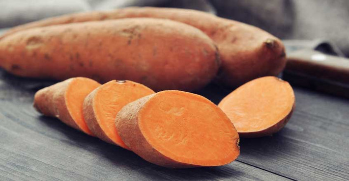 Các thực phẩm giàu kali bạn có thể bổ sung gồm khoai lang, cà chua,...(Nguồn Nutritionstudies)