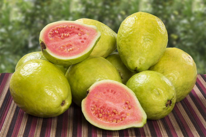 Đồng thời, bạn nên bổ sung vitamin C để tăng cường sức đề kháng bằng cách ăn nhiều loại trái cây, thực phẩm chứa nhiều loại vitamin này như ổi, rau cải, cà chua,...(Nguồn Licdn)