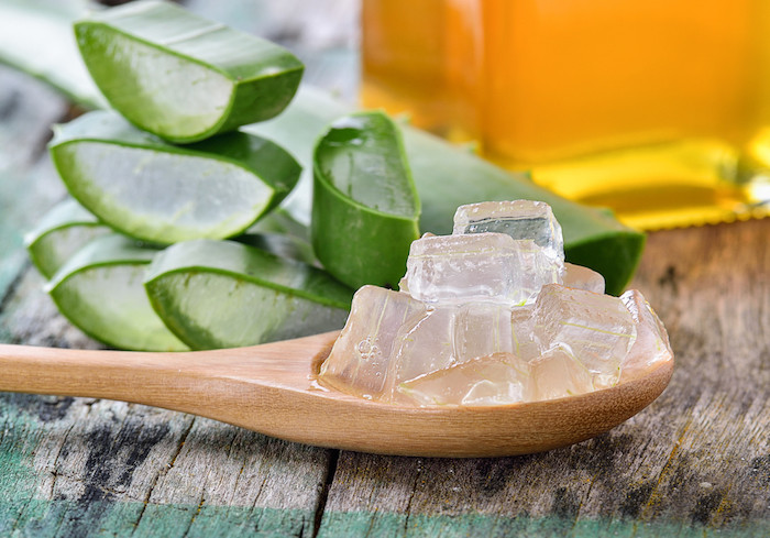 Nha đam có khả năng kháng viêm, khử trùng, đồng thời giúp tẩy tế bào chết và kích thích tái tạo tế bào mới. Bạn nên áp dụng cách này thường xuyên trong vài tuần để thu được kết quả tốt nhất. (Nguồn Dermatocare)