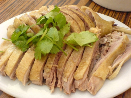 Thịt vịt. Người ta chỉ quen với những cái tên như bánh tro, cơm rượu nếp, mận, đào… mà ít ai biết rằng trong ngày lễ giết sâu bọ ở nhiều địa phương của miền Trung, người ta lại ăn thịt vịt. Theo quan niệm của người xưa thì ngày 5/5 âm lịch là ngày khí trời nóng nực, nhiệt độ cao nên người ta dùng thịt vịt có tính mát, bổ, để quân bình nhiệt - hàn giữa Trời và Người.