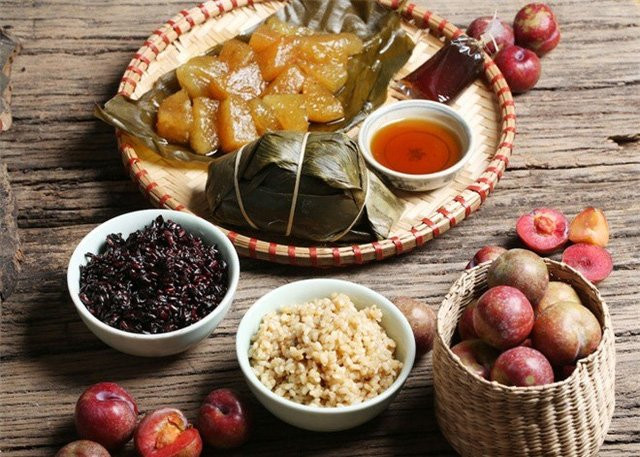 Ở Việt Nam, ngày này được Việt hóa thành ngày Tết “giết sâu bọ” và thờ cúng tổ tiên vào lúc quả trên cây, lá trên cành bắt đầu đơm hoa kết trái với mong muốn sẽ có một mùa bội thu. Vì vậy hoa quả là thứ đồ cúng không thể thiếu. Ngoài ra, còn những món ăn khác tùy theo tập quán của từng địa phương.
