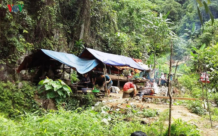 Lán trại của các "vàng tặc" tại hiện trường.