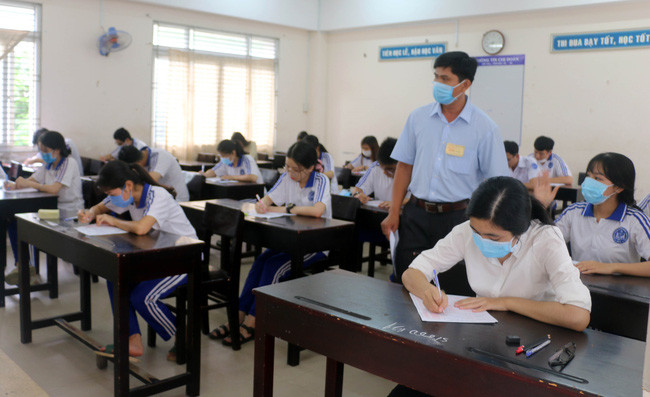 Bộ GD&ĐT đã ban hành công văn hướng dẫn tổ chức Kỳ thi tốt nghiệp THPT năm 2021 trong đó có lịch thi tốt nghiệp THPT. Trong quy chế sửa đổi, bổ sung vừa công bố có những bổ sung, điều chỉnh liên quan tới quy định về chế tài đối với thí sinh. (Ảnh: vtv)