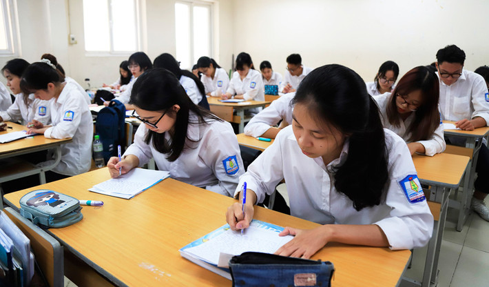 Theo quy chế thi năm nay, những lỗi dẫn tới việc bị đình chỉ thi được bổ sung, cụ thể hơn: Những thí sinh không tuân thủ hướng dẫn của cán bộ giám sát hoặc người quản lý phòng chờ khi di chuyển về phòng chờ và trong thời gian ở phòng chờ cũng bị đình chỉ thi. Đây là điểm mới được bổ sung năm nay. (Ảnh: HNM)