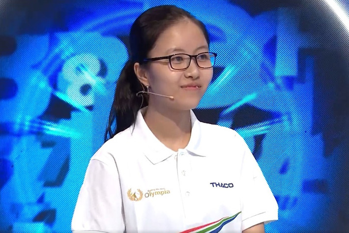 Lê Vũ Quỳnh Hương (sinh năm 2003), đại diện trường THPT Phan Chu Trinh, Quảng Nam, gây ấn tượng tại Olympia 2020 khi giành được 360 điểm ở cuộc thi tuần. Đây hiện là kỷ lục điểm số 21 năm qua do một thí sinh nữ thiết lập. Cô gái này cũng ghi được 150 điểm Tăng tốc - thành tích tốt nhất ở phần thi này tại Olympia 2020. Quỳnh Hương dừng chân ở cuộc thi tháng. (Ảnh: VTV)