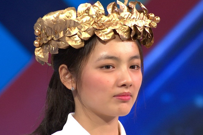 Nguyễn Thị Thu Hương (sinh năm 2004), học sinh lớp 11A1 trường THPT Lương Phú, Thái Nguyên, là nữ sinh đầu tiên giành vòng nguyệt quế tại Đường lên đỉnh Olympia 2021. Chiếm được thiện cảm của khán giả nhờ gương mặt xinh xắn và khả năng nhảy Kpop, nữ sinh còn thể hiện phong cách thi đấu điềm tĩnh, tự tin khi nhập cuộc chơi. Cô giành được thành tích khá cao ở phần khi Khởi động (110 điểm) và về nhất cuộc thi tuần với 295 điểm. (Ảnh: Fanpage Olympia).