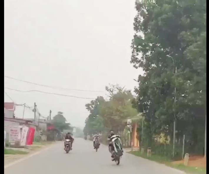 Hình ảnh trong đoạn clip ghi lại cảnh các nam thanh niên không đội mũ bảo hiểm, điều khiển xe gắn máy đã che biển số, vừa bốc đầu xe, vừa chạy với vận tốc nhanh, lạng lách, đánh võng.