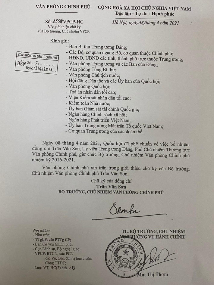 Văn bản giới thiệu chữ ký của ông Trần Văn Sơn, Bộ trưởng, Chủ nhiệm VPCP. Quốc hội đã phê chuẩn về việc bổ nhiệm ông Trần Văn Sơn, Ủy viên Trung ương Đảng, Phó Chủ nhiệm Thường trực Văn phòng Chính phủ, giữ chức Bộ trưởng, Chủ nhiệm Văn phòng Chính phủ nhiệm kỳ 2016 – 2021.
