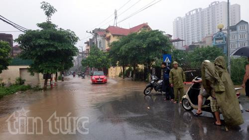 Điểm ngập 11: Đường Hoàng Như Tiếp, đoạn từ trường tiểu học Ngọc Lâm đến ngã 3 Hoàng Như Tiếp – Ái Mộ. (Ảnh TTXVN)
