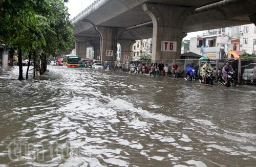 Điểm ngập 7: Phố Minh Khai, đoạn chân cầu Vĩnh Tuy. (Ảnh: TTXVN)