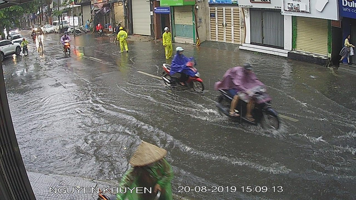 Điểm ngập 3: Phố Nguyễn Khuyến, khu vực cổng trường Lý Thường Kiệt. (Ảnh KTĐT)