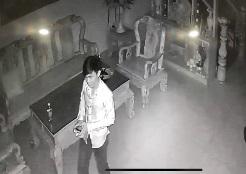 Chui qua cửa thông gió trộm lẻn vào nhà ăn, ngủ... cắp tài sản: Từ tháng 8 - tháng 10/2018, chị Nguyễn Minh Tuyết (40 tuổi, phường Tây Thạnh, quận Tân Phú, TP HCM) cho biết, nhiều lần bị trộm đồ dù cửa nhà khóa rất kỹ càng. Chị soi camerra mới tá hỏa phát hiện ra người đàn ông lạ mặt chui qua cửa thông gió ung dung lấy trộm đồ đạc. Camera nhà chị Tuyết ghi nhận tên trộm vào nhà chị 4 lần, lần nào cũng cầm dao, tô-vít đi qua lại tìm đồ, sau đó đi vào bếp. (Ảnh: NVCC)