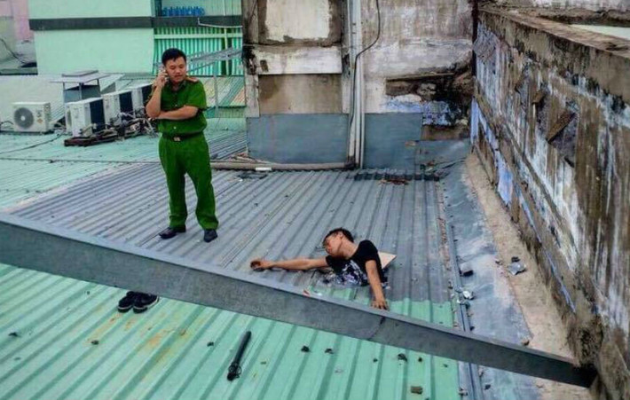 Thanh niên đục mái tôn để ăn trộm: Theo xác minh của Vietnamnet, ngày 14/6/2018, tại một cửa hàng kinh doanh điện thoại trên đường Nguyễn Văn Nghị, P.7, Q.Gò Vấp, TP.HCM, một thanh niên đục mái tôn để ăn trộm từ đêm hôm trước, khi chui qua mái tôn thì bị kẹt lại. Sáng hôm sau cơ quan chức năng đưa thanh niên này xuống an toàn và dẫn về công an phường phục vụ điều tra.