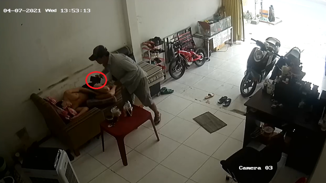 Nằm ngủ trong nhà bị trộm vào nhà móc điện thoại: Mới đây, anh N.H.Đ. (30 tuổi) cho biết, khoảng 13h52 ngày 7/4, anh nằm ngủ trên ghế sofa tại nhà, cũng là tiệm kinh doanh trên đường Bình Trị Đông (P.Bình Trị Đông, Q. Bình Tân), và để iPhone 12 XsMax ở lưng quần thì bị đối tượng trộm cướp xông vào nhà cướp mất. Hiện sự việc đã được trình báo công an.