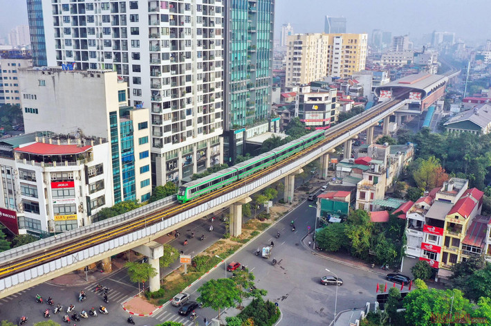 Mỗi đoàn tàu có bốn toa, sức chở hơn 900 người, vận tốc thiết kế 80km/h và vận tốc khai thác thương mại trung bình 35km/h. (Ảnh: Nhân Dân)