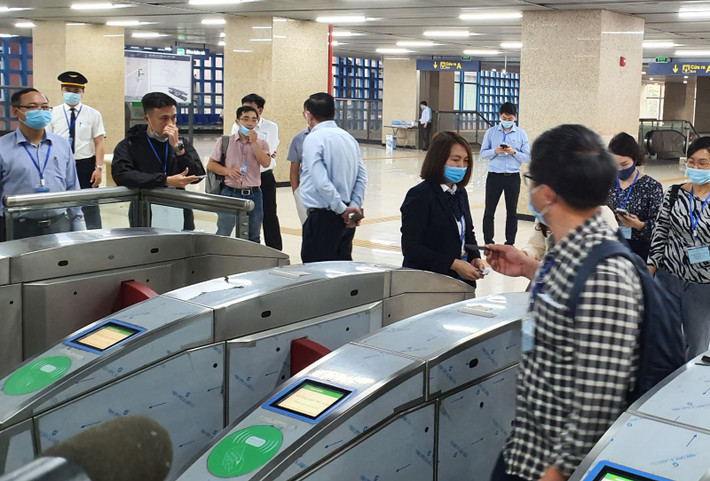 Luồng trả vé tự động hành khách vào ga. (Ảnh: Tin Tức)