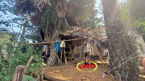 Gia đình ông Vi Văn Diên có trong danh sách hộ nghèo tại bản Na Xén. Tuy nhiên, hai vợ chồng ông và con trai đều không biết chữ nhưng lại có chữ ký nhận tiền. (Ảnh: ANTT)