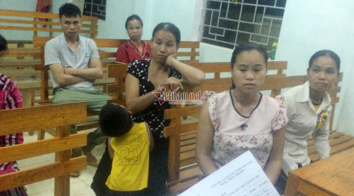 Nhiều người dân đến nhà văn hoá bản Na Xén phản ánh chưa được nhận 500 ngàn đồng tiền Tết Tân Sửu. (Ảnh: Vietnamnet)