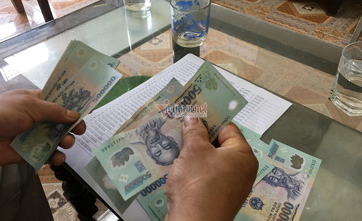 Theo ông Thuận, đến nay các hộ chưa nhận và chưa ký nhận tiền là do trưởng bản chứ không phải do mặt trận không phát tiền. Tiền đang ở xã chứ chưa tiêu. (Ảnh: Vietnamnet)