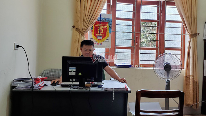 Xã Châu Hạnh (huyện Quỳ Châu) có 505 hộ nghèo được tặng quà Tết Tân Sửu, mỗi hộ được nhận 500 ngàn đồng. Tuy nhiên, có ít nhất 15 hộ nghèo tại bản Na Xén (xã Châu Hạnh) không được nhận số tiền 500 ngàn đồng nhưng vẫn có danh sách, chữ ký đã nhận tiền gửi lên Uỷ ban MTTQ huyện Quỳ Châu. (Ảnh: Vietnamnet)