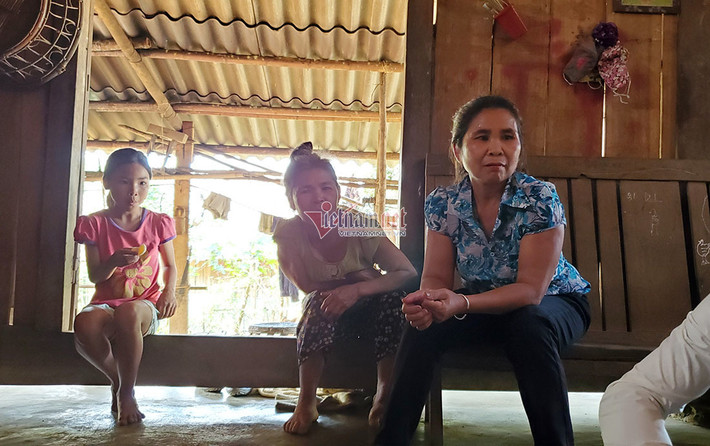 Theo bà Kim Thị Vân (áo xanh) là hộ nghèo cho biết, gia đình bà không được nhận tiền 500 ngàn đồng cũng như gạo hay quà Tết khác. (Ảnh: Vietnamnet)