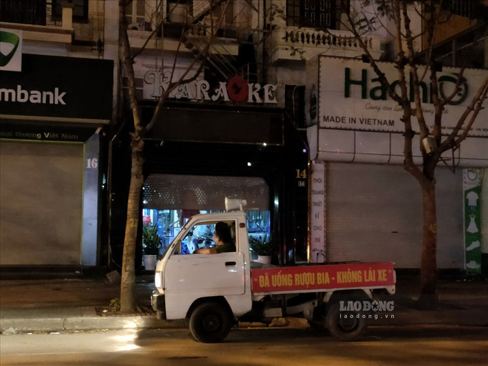 Tương tự, ghi nhận vào lúc 1h15 phút cùng ngày, trên phố Vũ Phạm Hàm (Cầu Giấy) lực lượng chức năng cũng đến một số quán karaoke còn mở cửa, yêu cầu đóng cửa dừng hoạt động, đảm bảo an toàn phòng, chống dịch bệnh.