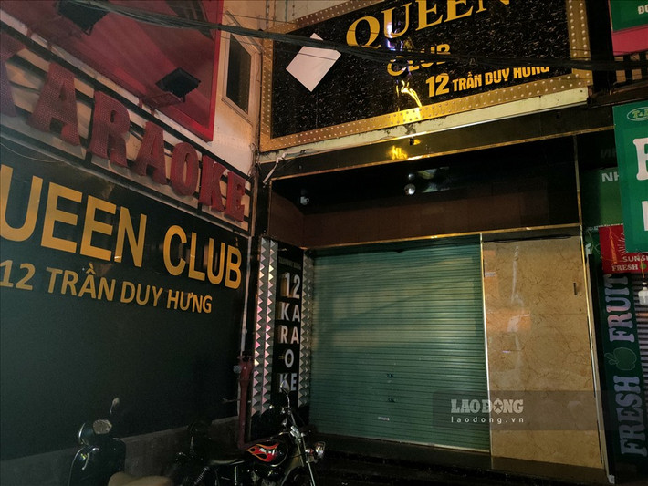 Các quan karaoke trên phố Trần Duy Hưng cũng đóng cửa im lìm.