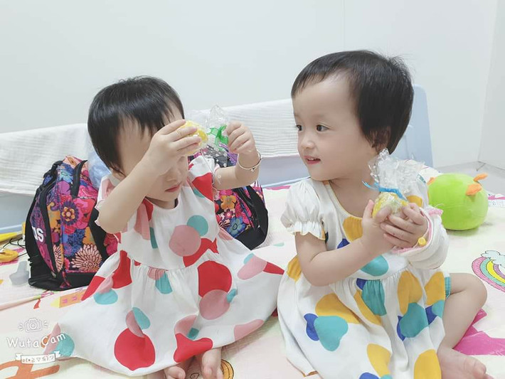 Chị Trần Thị Hồng Thúy (26 tuổi, ngụ TP. Thủ Đức, mẹ của 2 bé song sinh) cho biết, chị vào thăm bé Diệu Nhi sau ca phẫu thuật, bé rất mừng và ôm chặt mẹ không chịu buông. (Ảnh: Giáo dục thời đại)
