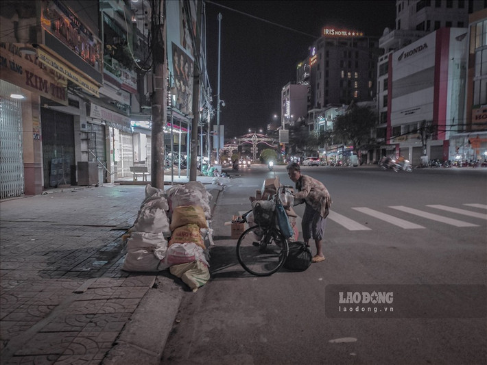 Từ 22h khuya trở đi, tại những con đường thành phố Cần Thơ vẫn còn nhiều người dân miệt mài với công việc mưu sinh.