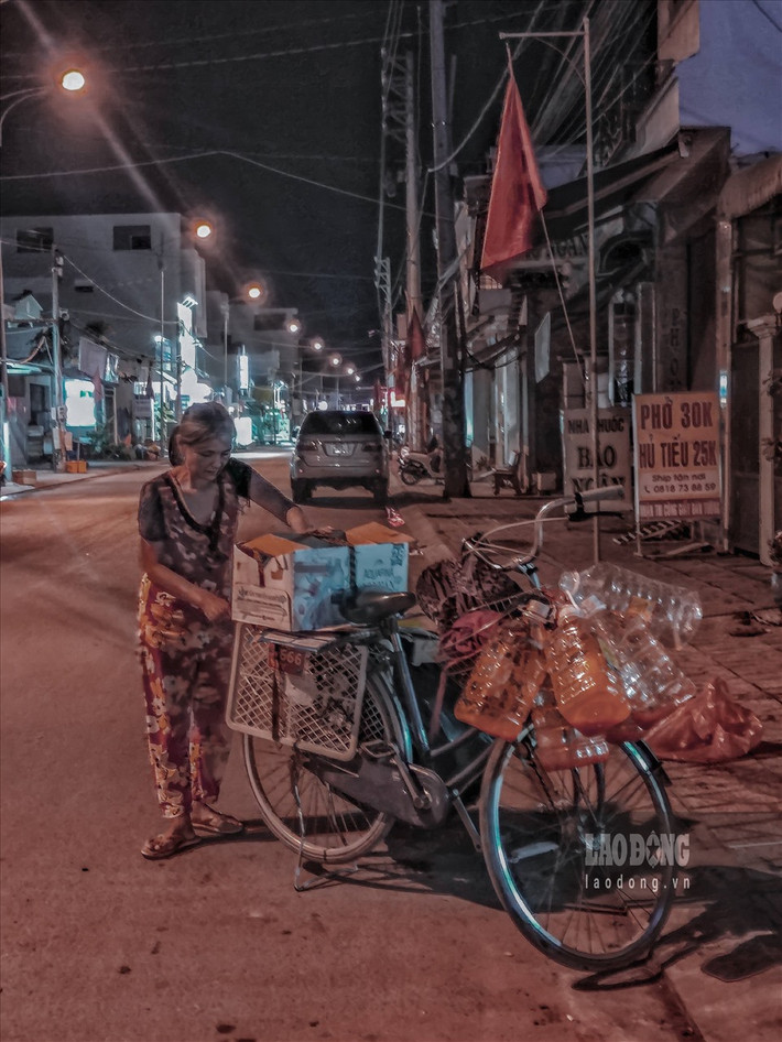 Với họ, các túi đựng ve chai hay giấy vụn được bỏ đi là nguồn thu nhập để trang trải cuộc sống.