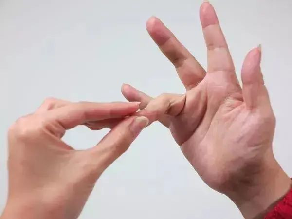 Tình trạng này bắt nguồn từ việc lượng máu lên não không đủ khiến khả năng vận động bị thuyên giảm, đặc biệt là vùng cánh tay. Nếu thường xuyên bị tê ngón cái và ngón trỏ, bạn cần chú ý đến sức khỏe cơ thể. Chuyên gia cảnh báo những người hay bị tê 2 ngón này có nguy cơ xuất hiện cơn đột quỵ trong vòng 3 năm tới.