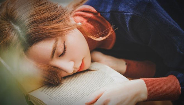 Buồn ngủ: Tình trạng buồn ngủ thường xuất hiện 6 tháng hoặc 1 năm trước khi bắt đầu đột quỵ, trường hợp nhẹ thì buồn ngủ sau bữa ăn và khó tỉnh dậy, trường hợp nặng thì buồn ngủ cả ngày lẫn đêm, ngủ 24/24 giờ.