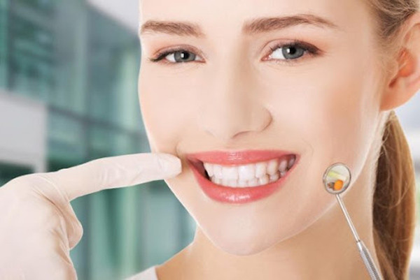 Lý giải hiện tượng này, chuyên gia sức khỏe cho biết khi bị sưng tấy, viêm nhiễm, vi khuẩn trong miệng sẽ phát triển mạnh mẽ hơn. Vì thế, hơi thở cũng khó chịu hơn trước.