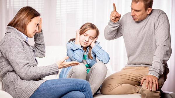 Đối diện chuyện không vui này, người trong nhà nên đóng cửa bảo nhau. Khi giải quyết ổn thỏa thì bỏ qua, tránh nhắc lại. Tuyệt đối không lôi chuyện trong nhà để nói với người ngoài. Vết thương lòng một khi bị cào xé lại, người đau đớn nhất chính là người thân của mình.