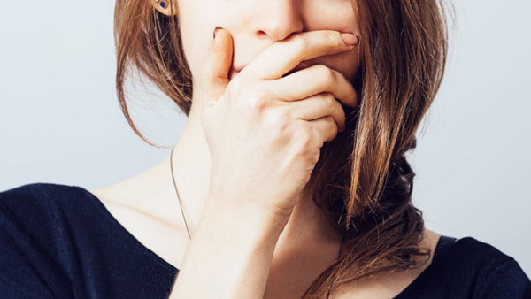 Nhiễm vi khuẩn HP, nhiều người còn có dấu hiệu hôi miệng. Tùy vào mức độ nặng nhẹ, mùi hôi có thể không ảnh hưởng đến sinh hoạt hoặc gây bất tiện trong giao tiếp. Vì vậy, nếu tình trạng hôi miệng kéo dài, vệ sinh cẩn thận song không cải thiện thì bạn nên đi khám càng sớm càng tốt. (Ảnh minh họa)