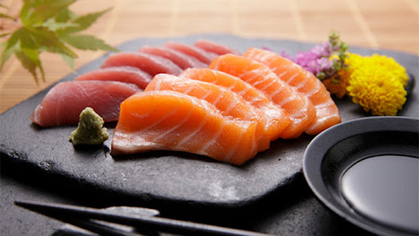 Đồ ăn tươi sống: Nhiều người thích các món tươi sống như sashimi, sushi, gỏi hải sản, trứng lòng đào... vì chúng giàu dinh dưỡng, giữ được hương vị ban đầu của nguyên liệu.