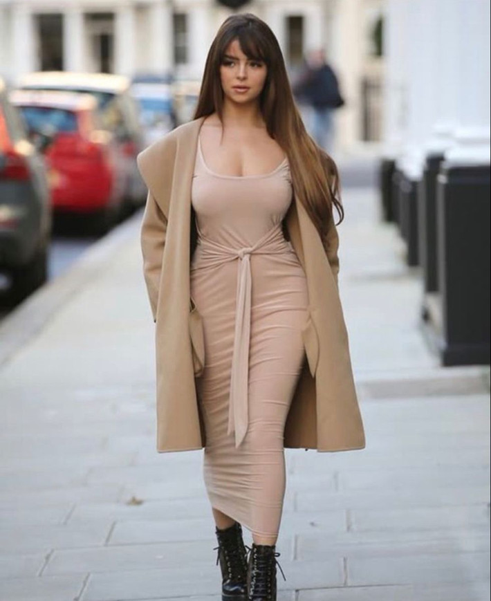 Demi Rose thường được gọi là "Người mẫu nấm lùn", hay "Nấm lùn nước Anh".
