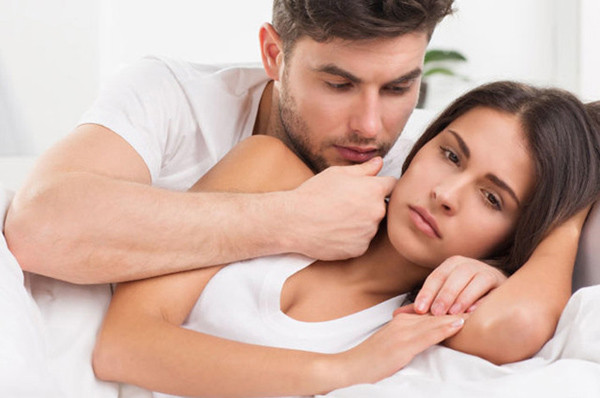 Quan hệ tình dục: Ngoài kiêng quan hệ trong “ngày đèn đỏ”, các cặp vợ chồng cũng nên tránh mặn nồng ngay sau khi kỳ kinh kết thúc. Sinh hoạt chăn gối sớm có thể khiến phụ nữ đối diện tình trạng nhiễm khuẩn vùng kín, viêm nội mạc tử cung, viêm vùng chậu, đau rát.