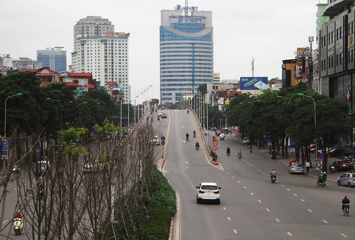 Ghi nhận trên nhiều Tuyến đường, tuyến phố ở Hà Nội hôm nay vắng vẻ hơn ngày thường. Trước đó, Thủ tướng Nguyễn Xuân Phúc ban hành chỉ thị yêu cầu quyết liệt thực hiện đợt cao điểm phòng chống dịch Covid-19 với các biện pháp mạnh.