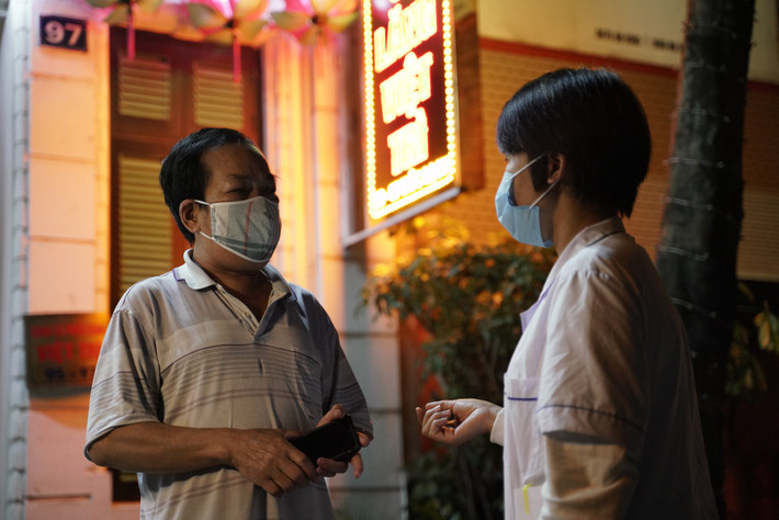 Như đã đưa tin, vào tối ngày 6/3, sau khi ghi nhận ca nhiễm Covid-19 thứ 17 (bệnh nhân N.H.N., 26 tuổi, trú tại 125 phố Trúc Bạch, 66 hộ dân (từ số nhà 79 đến 137 phố Trúc Bạch, quận Ba Đình, Hà Nội) với 189 nhân khẩu đã được chính quyền yêu cầu cách ly, theo dõi và lập rào chắn ngăn người dân trong khu vực này rời khỏi nơi cư trú.