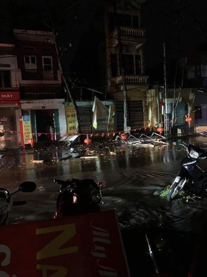 Cơn mưa đá và giông tố tạo nên cơn lũ quét gây ảnh hưởng nghiêm trọng đến người dân. (Ảnh NDCC).