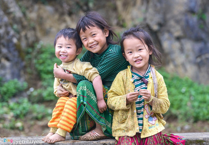 Những em nhỏ dân tộc hồn nhiên, trong trẻo trong tiết trời cuối xuân.