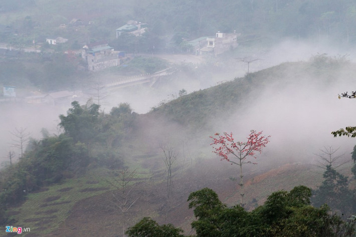Sáng sớm trên đỉnh núi tại Đồng Văn (Hà Giang).