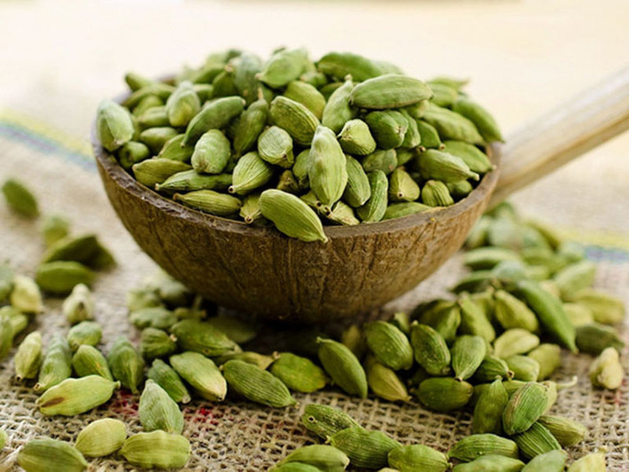 Bạch đậu khấu hay thảo quả là một loại gia vị đến từ Ấn Độ và thường được sử dụng trong ẩm thực Nam Á, có khả năng giảm huyết áp. Ảnh: thuocdantoc.