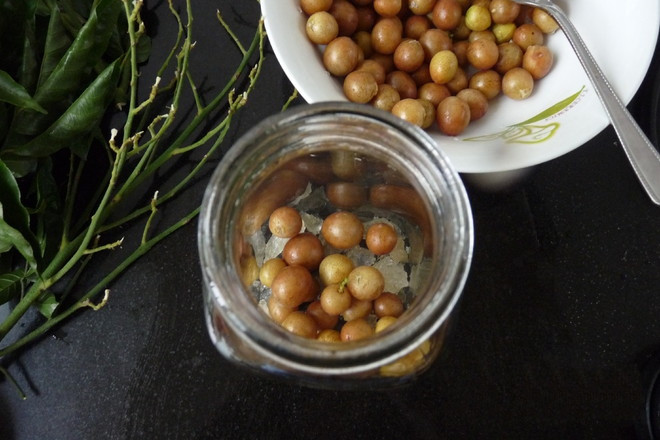 Lớp đường phèn này sẽ giữ chặt hồng bì, không để bị nổi váng sau ngâm. Cuối cùng, bạn đậy nắp thật chặt lọ. Ảnh: afamilycdn.